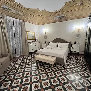 La Piazza è Mia , Cefalù Italia